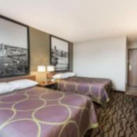 Super 8 By Wyndham Bedford Hotell Exteriör bild